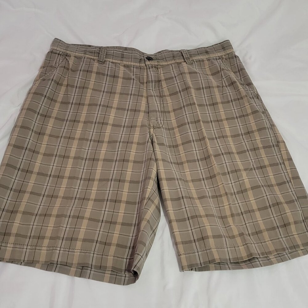 Size 36 Men's Reunion Plaid Shorts. Tan & Light Olive green. Belt Loops. Zip Fly